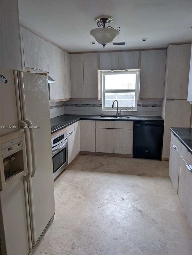 North Miami Beach House: 1900 NE 186th Drive