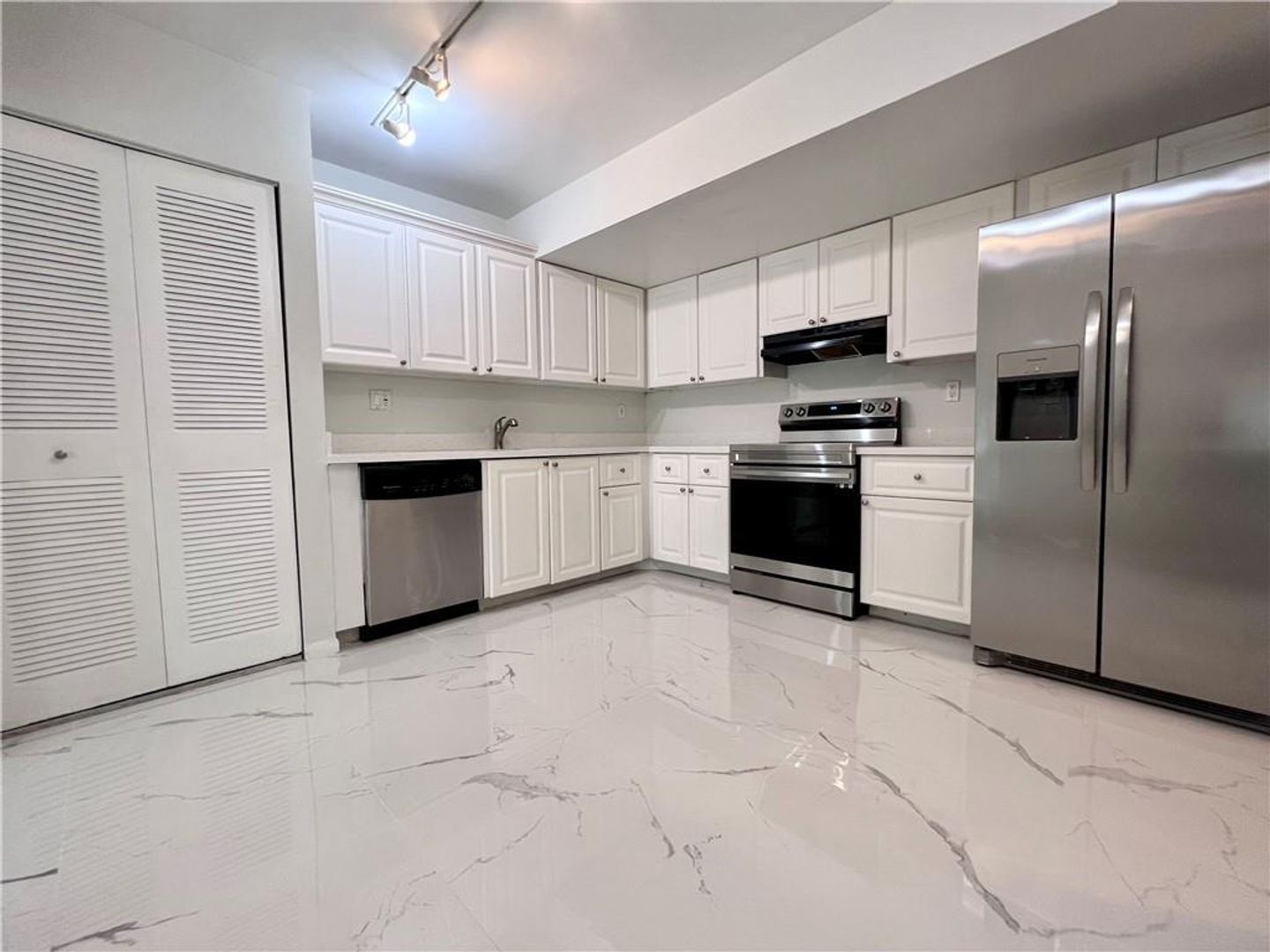 Plantation House: 701 N Pine Island Road 303