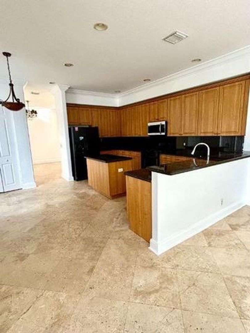 Wellington House: 1257 Beacon Circle