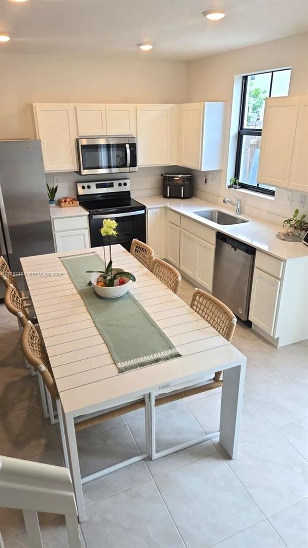 Florida City House: 481 NE 12th Street