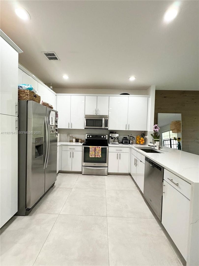 Plantation House: 13017 S Riverwalk Circle S