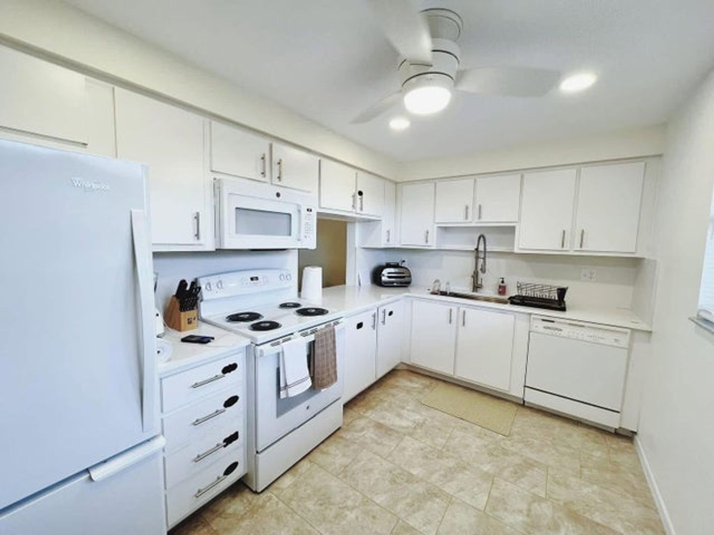 Davie House: 7080 Nova Drive 307b