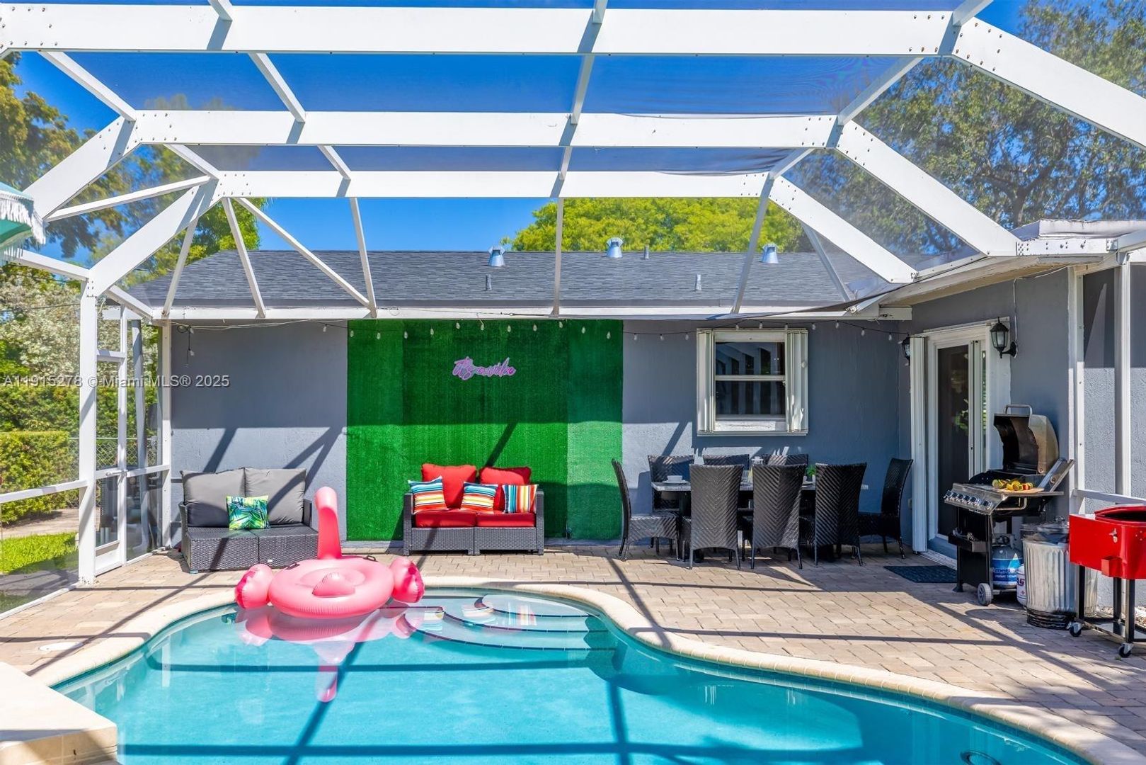 Hollywood House: 312 N Luna Court 0