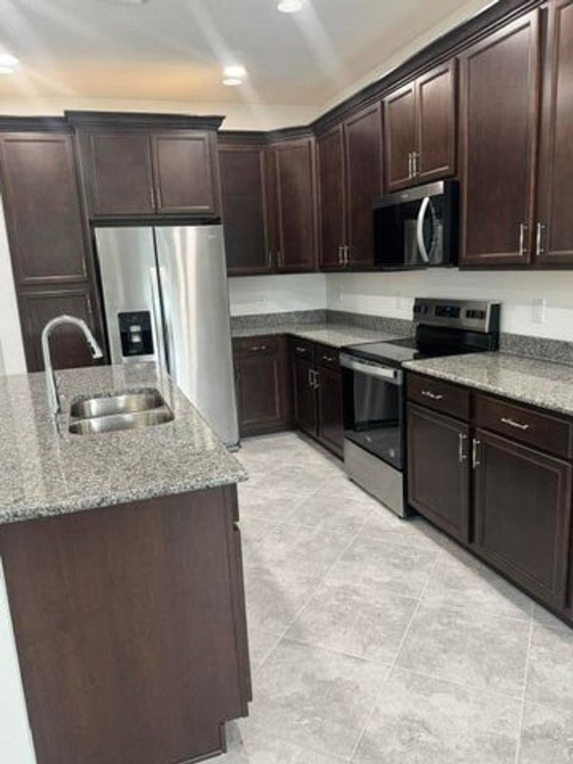 Westlake House: 4320 Brookgreen Square