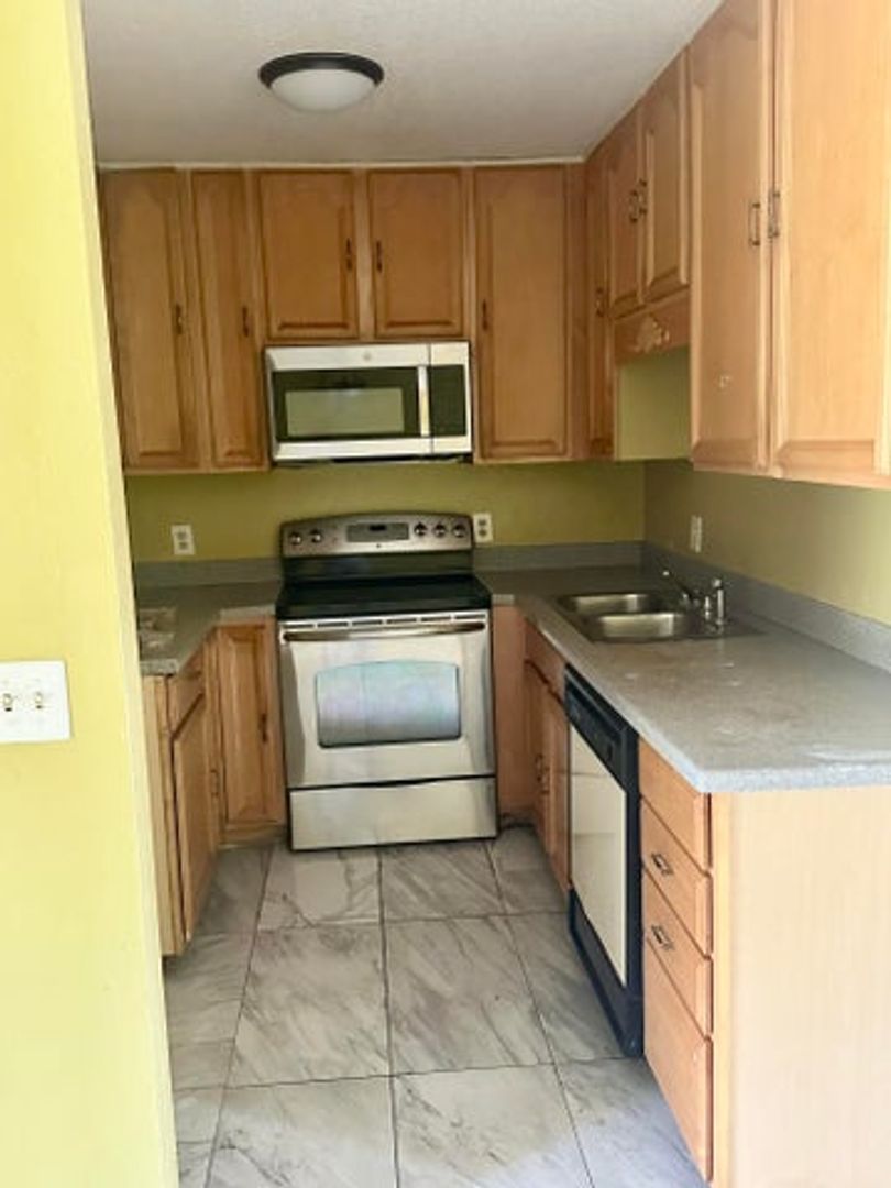 452 Glenwood Drive 452, West Palm Beach, FL 33415