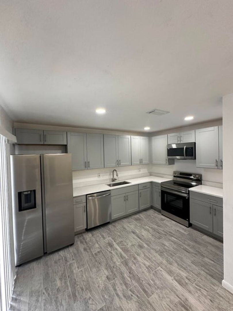 West Palm Beach House: 1917 N Congress Avenue