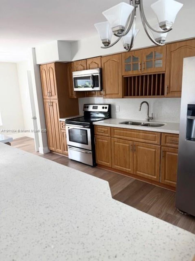 Hallandale Beach House: 640 SW 11th Avenue 640