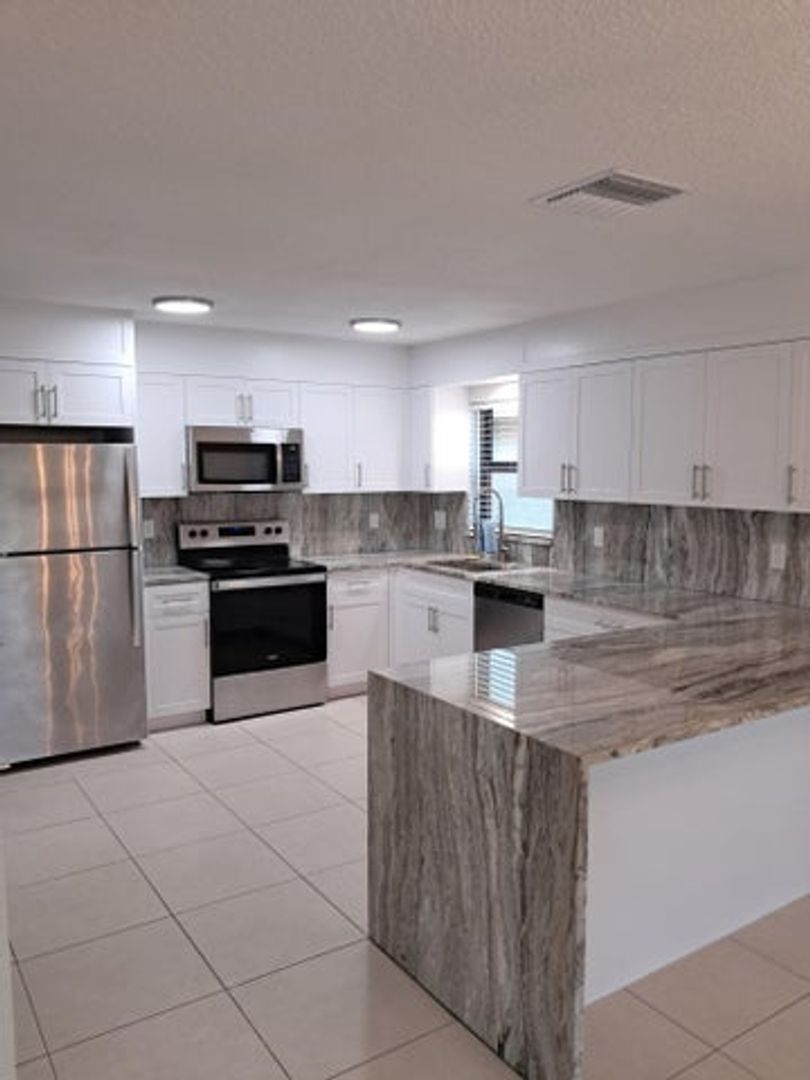 Sunrise House: 9321 NW 43RD Manor S