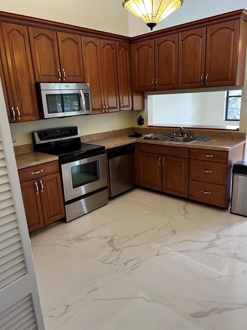 Wellington House: 12449 Guilford Way