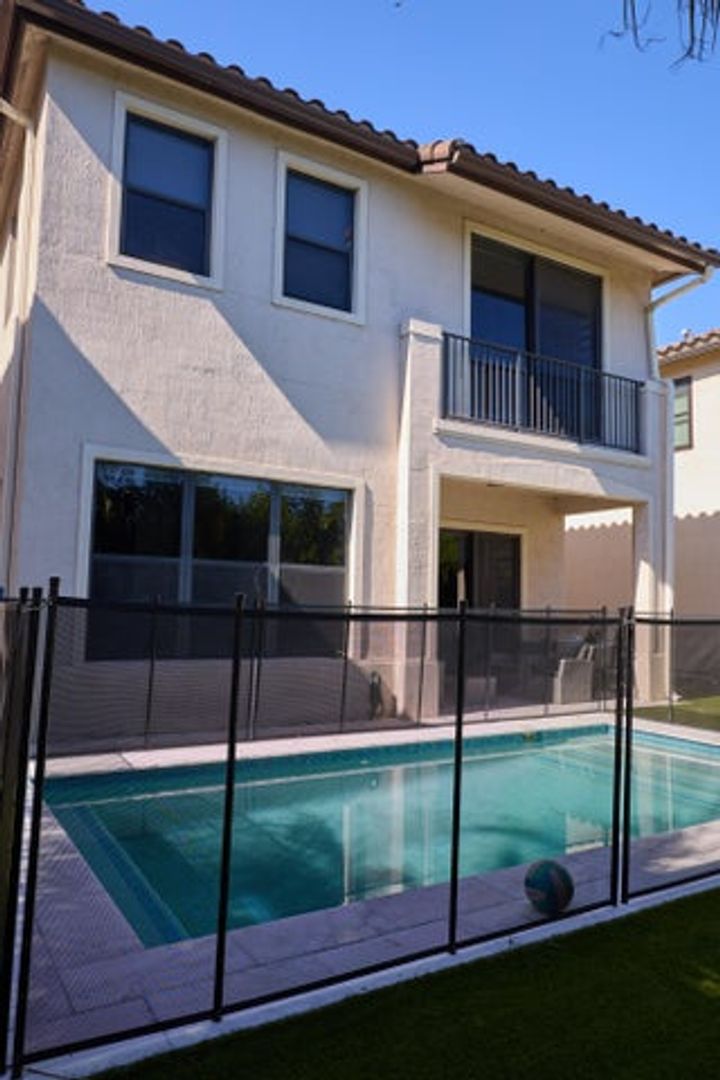 Hialeah House: 9909 W 32 Ln