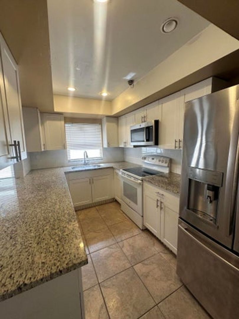 Riviera Beach House: 641 W 9th 2,