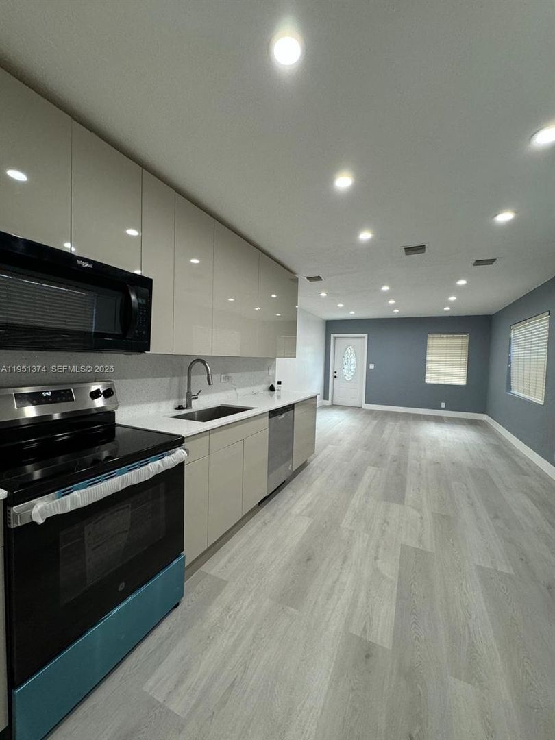 Hollywood House: 635 N 28th Avenue