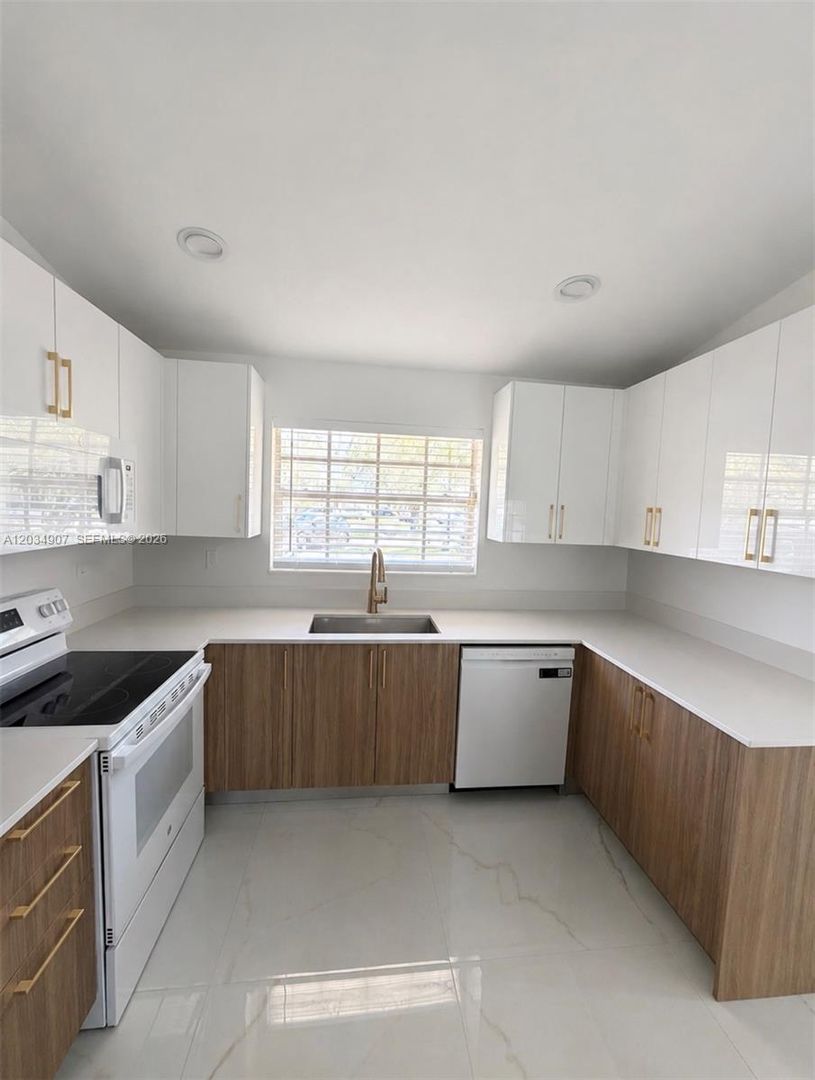 Miami House: 13220 SW 86th Lane 13220