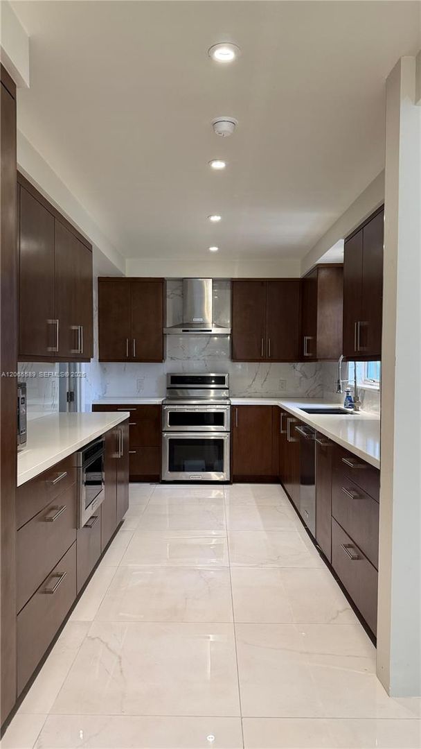 Miami House: 921 Belle Meade Island Drive