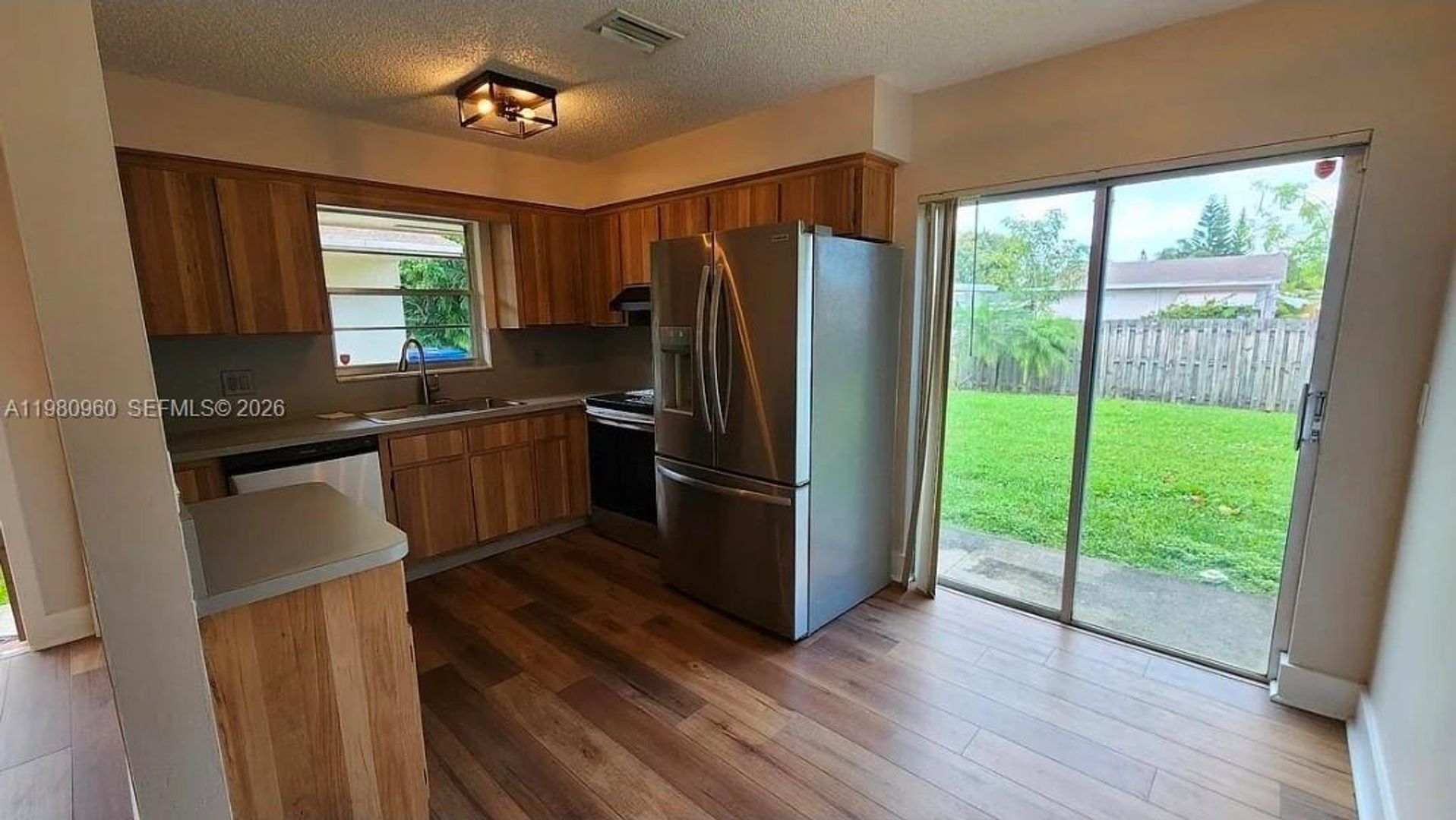 Hollywood House: 2511 Hayes Street 2511