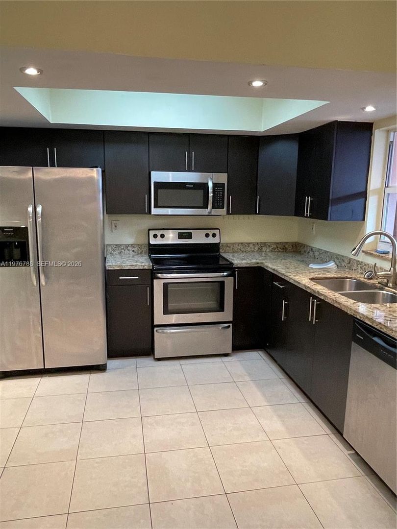 Hialeah House: 1024 W 79th Street 1024