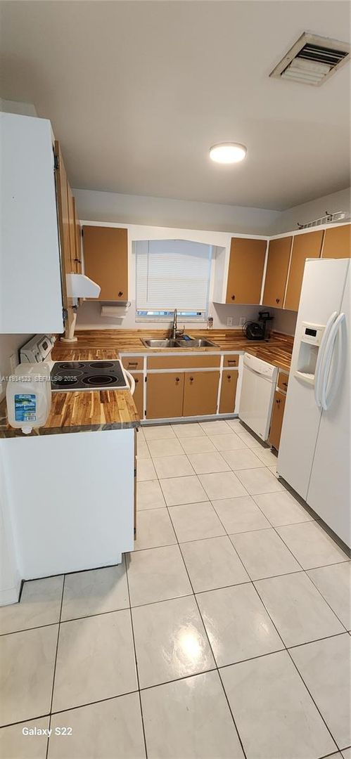 Lake Worth Beach House: 1551 N Flagler Drive 916-917