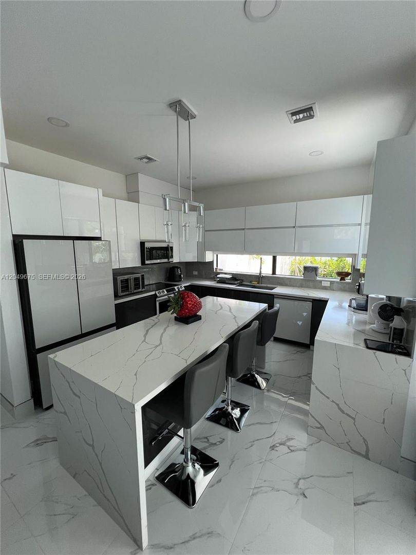 Hollywood House: 2342 Mckinley Street 3