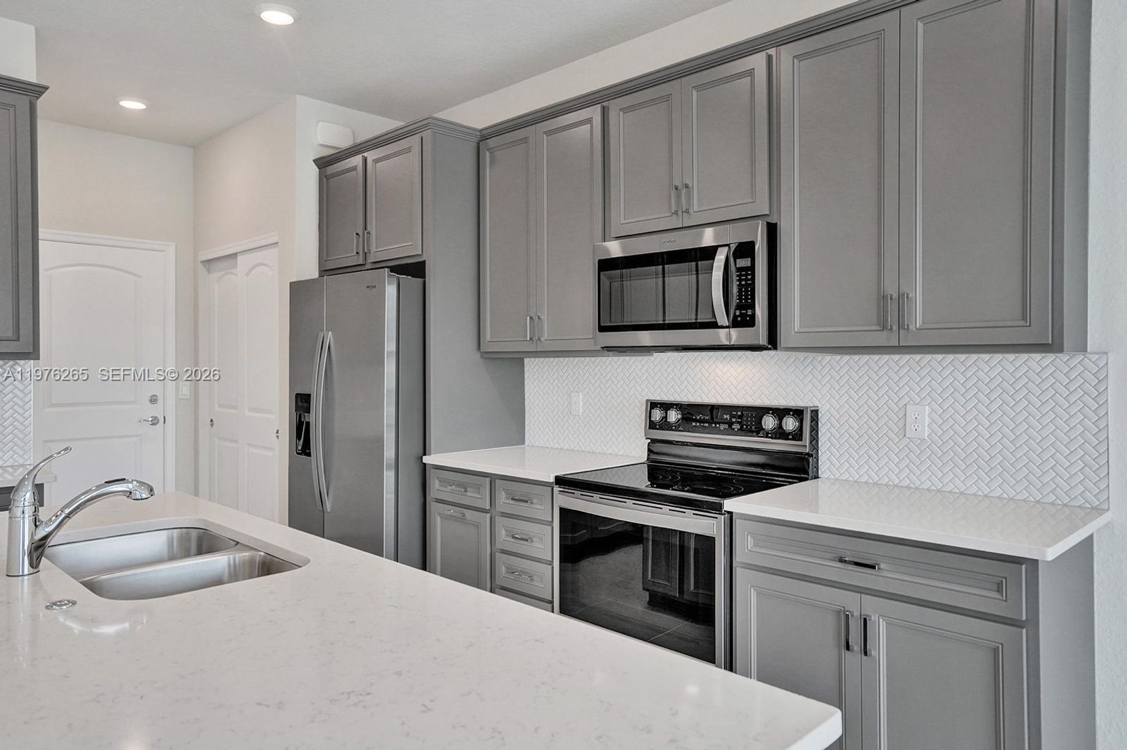 Oakland Park House: 2202 S Appleton Circle S