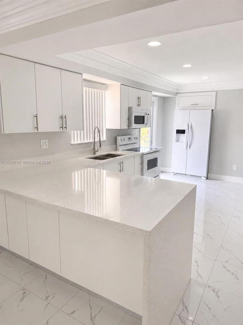 Hollywood House: 5735 Hayes Street