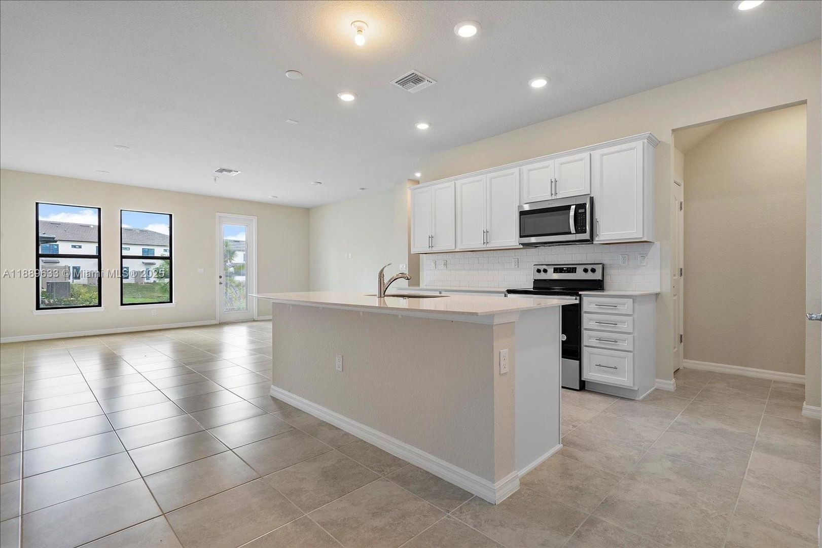 Oakland Park House: 2108 N Appleton Circle N