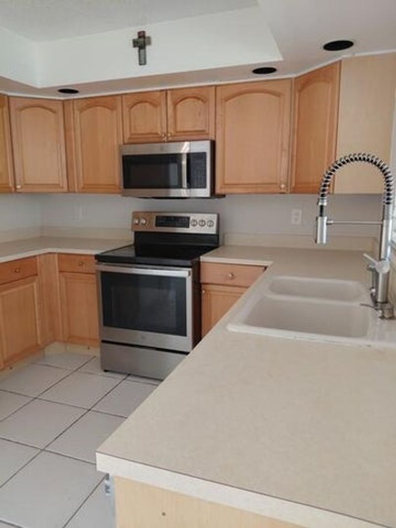 Wellington House: 12280 Gingerwood Lane