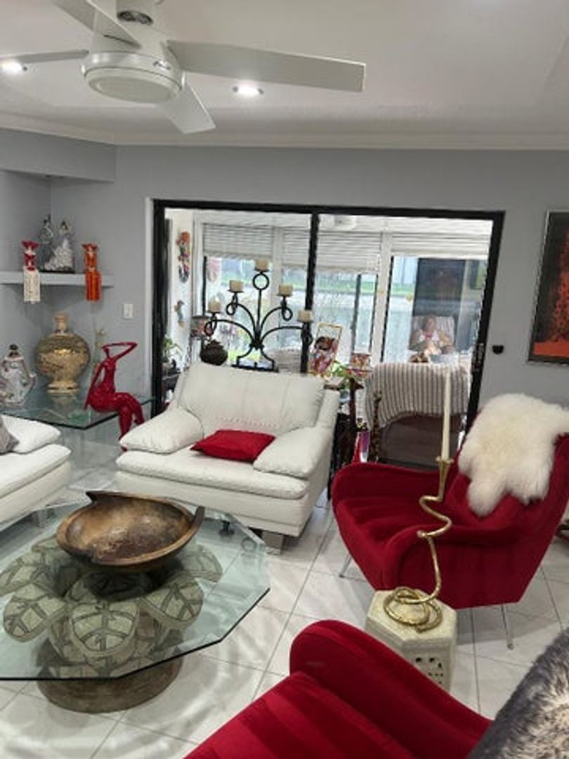 Boynton Beach House: 10271 N Circle Lake Drive 102