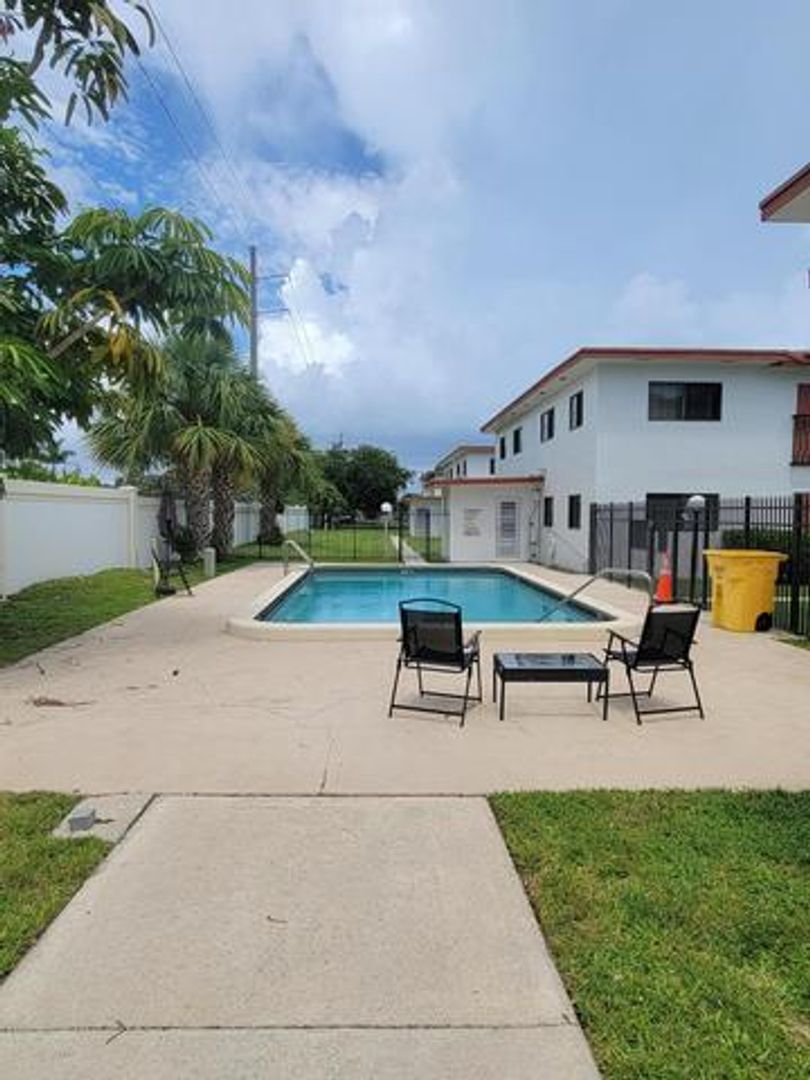 Boca Raton House: 240 SW 7th Street 9
