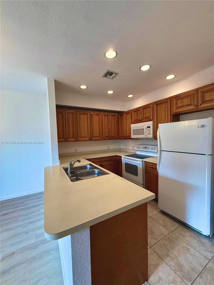 Hallandale Beach House: 63 SE 3rd Avenue 2