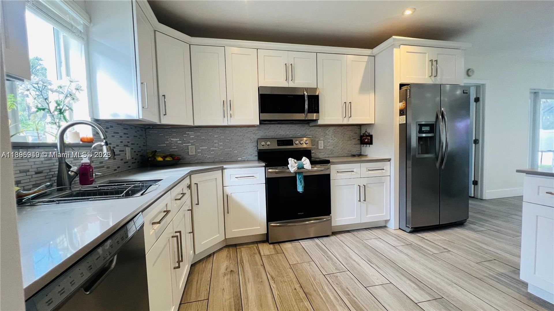 Hollywood House: 911 N 14th Avenue 0