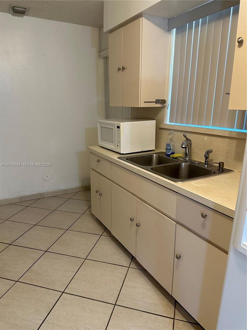 Hollywood House: 6104 Pierce Street
