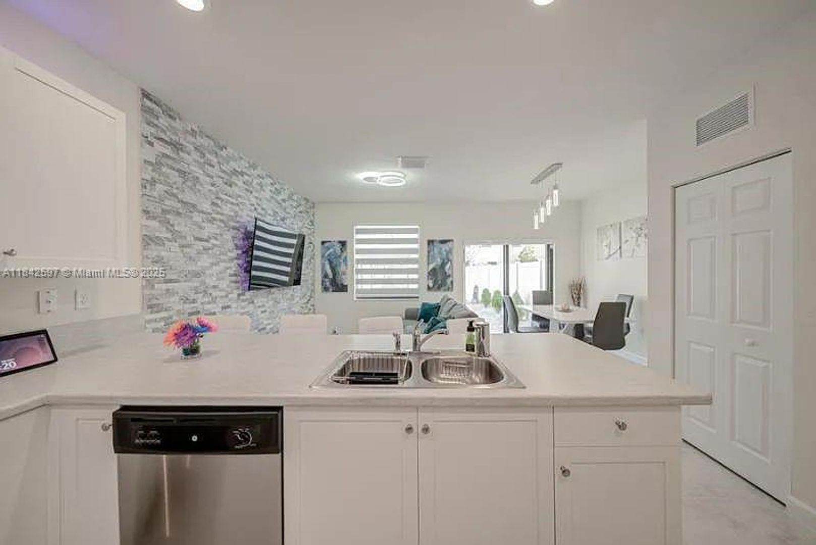 Hialeah House: 3371 W 106th Terrace 0