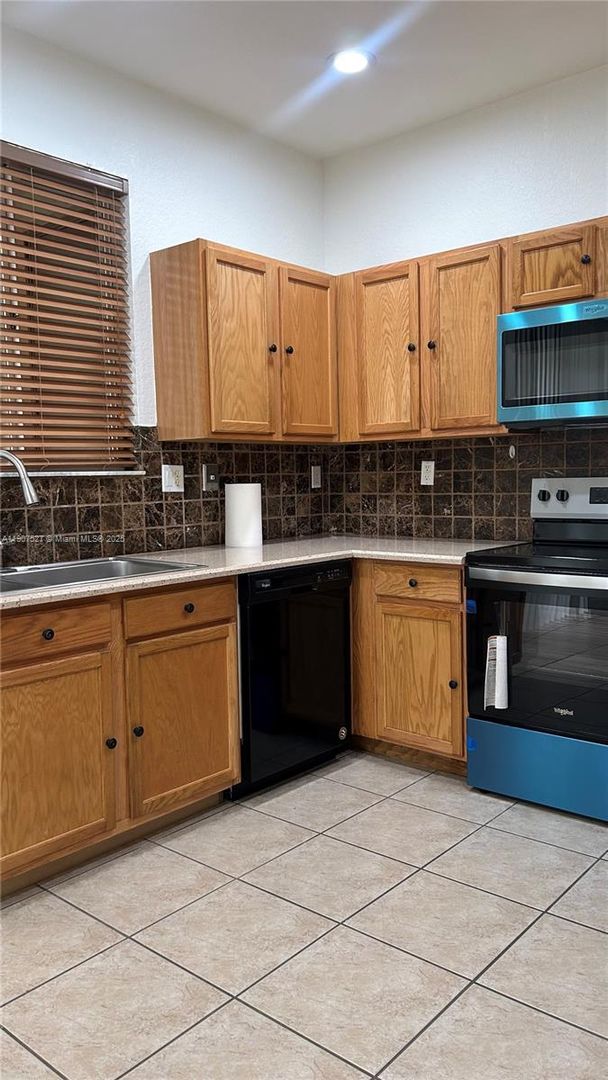 Miami Gardens House: 21207 NW 14th Place 1-28