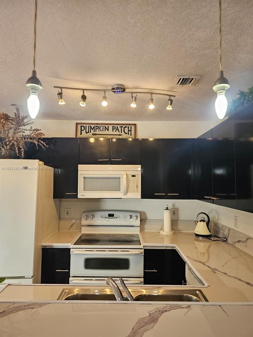 Hollywood House: 126 Hidden Ct Road 27-D