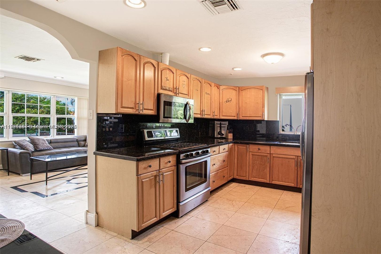 Hollywood House: 1531 Moffett Street 0