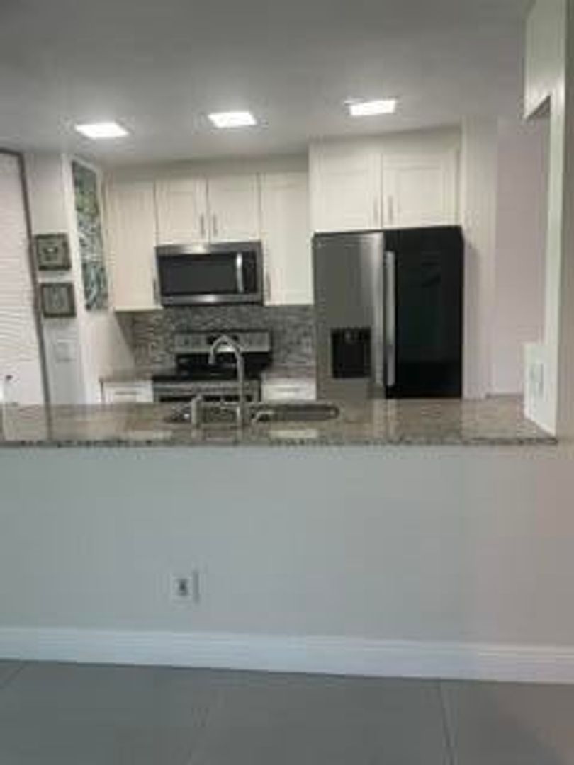 Pembroke Pines House: 1660 W Golfview Drive