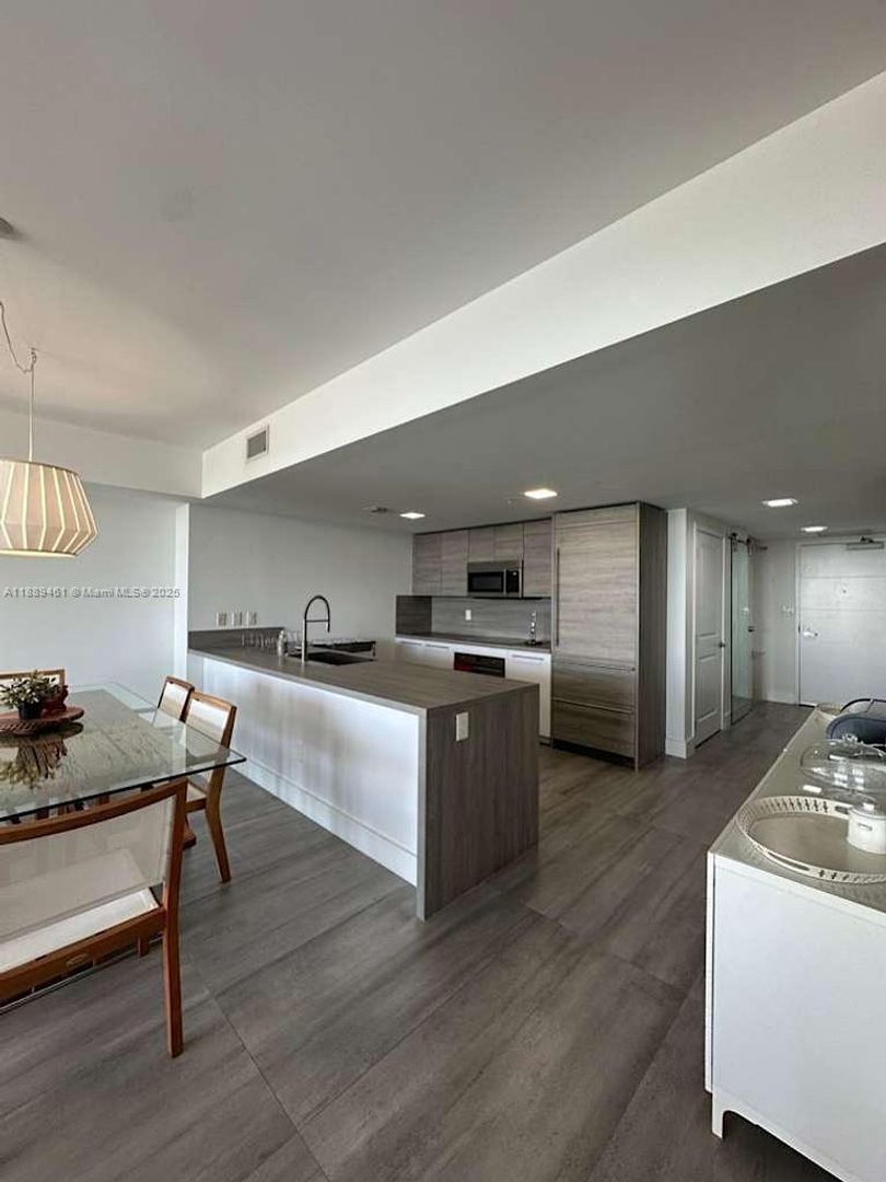 Sunny Isles Beach House: 400 Sunny Isles Boulevard 1616