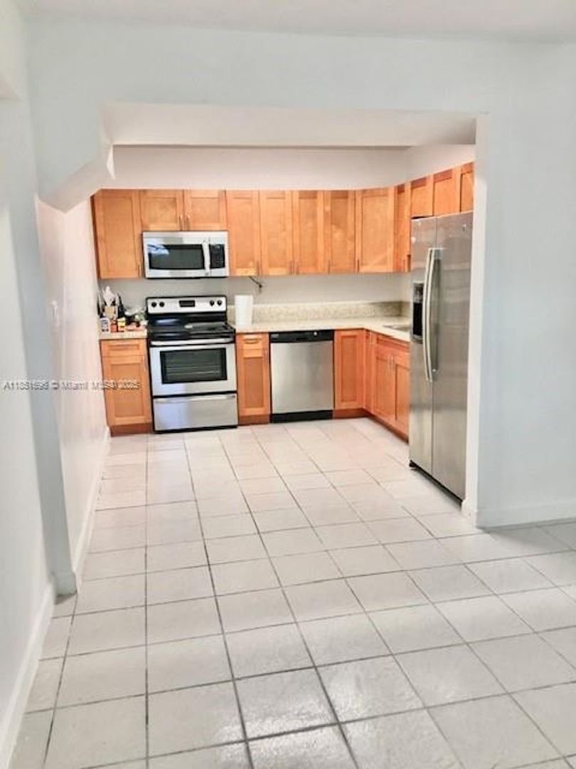 Hollywood House: 6313 Hayes Street