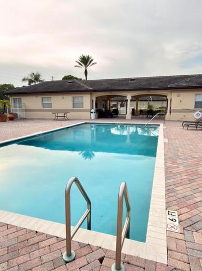 Wellington House: 2060 Greenview Shores Boulevard