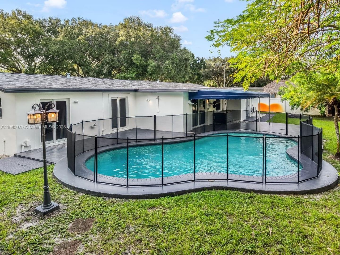 Plantation House: 740 Beachwood Lane