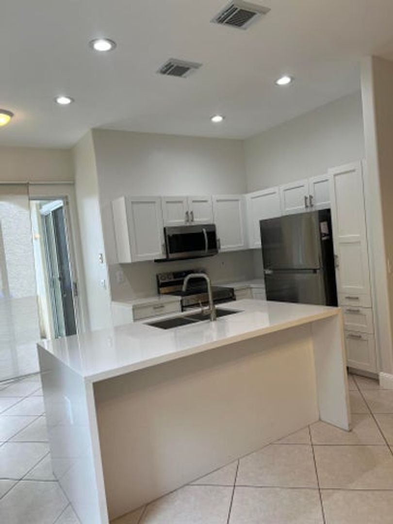 Hollywood House: 5076 SW 38th Way