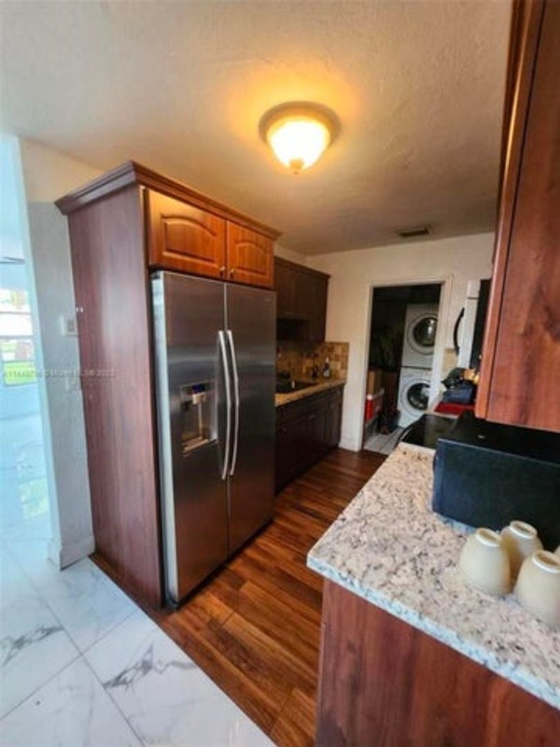 Hollywood House: 1420 N 70th Avenue