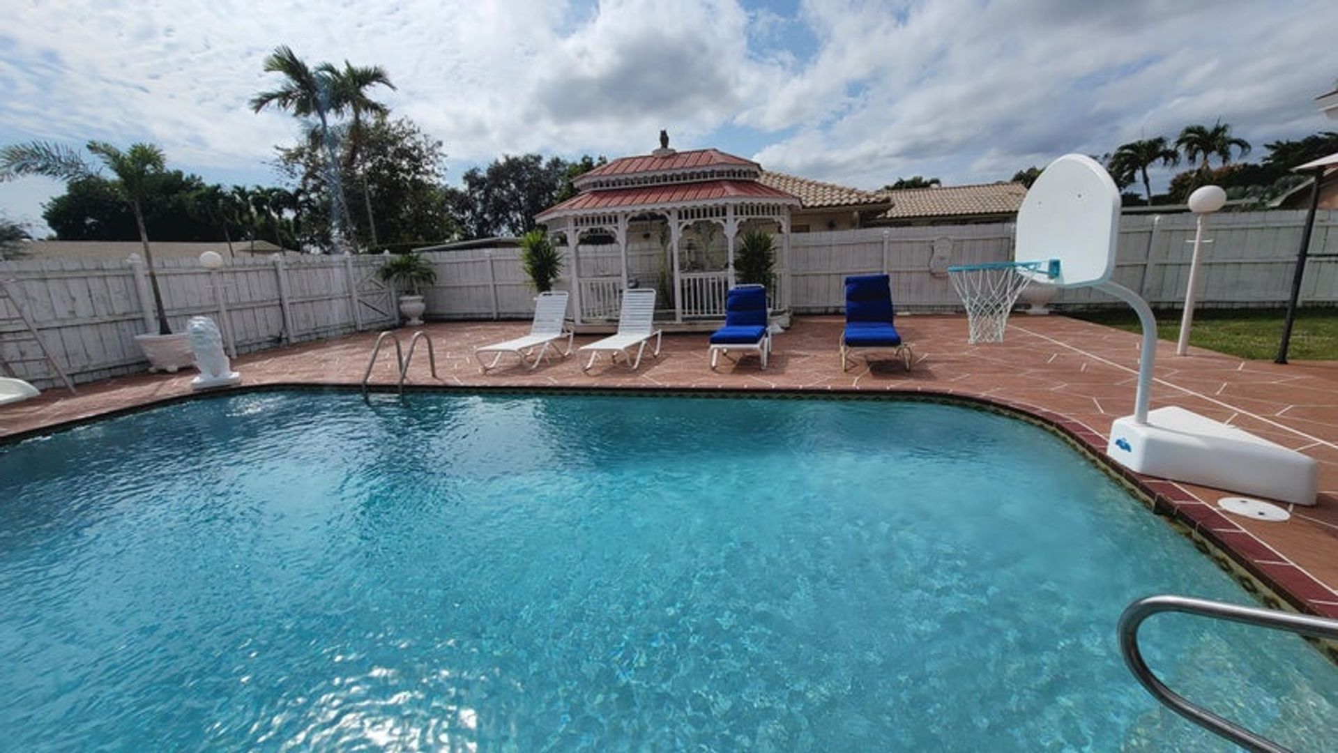 Wellington House: 1283 Larch Way