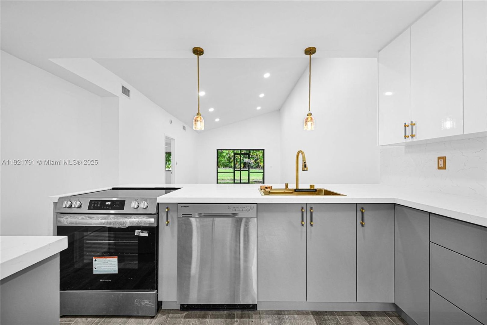 Weston House: 453 Lakeview Drive 1