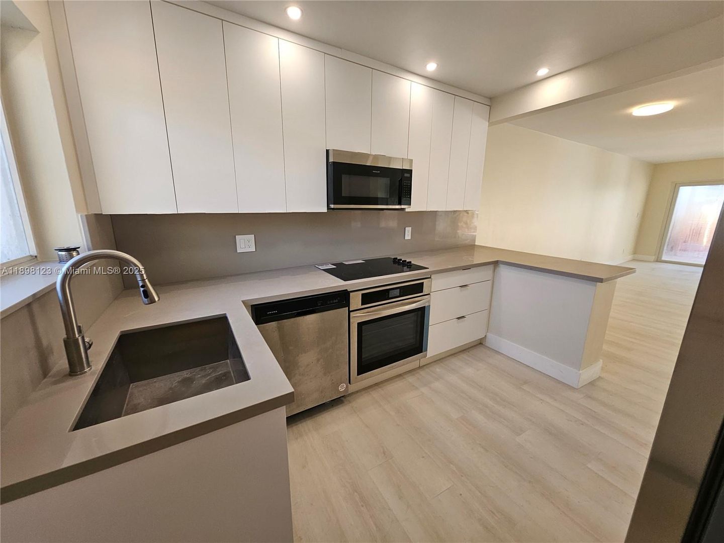 Miami Beach House: 834 Raymond Street