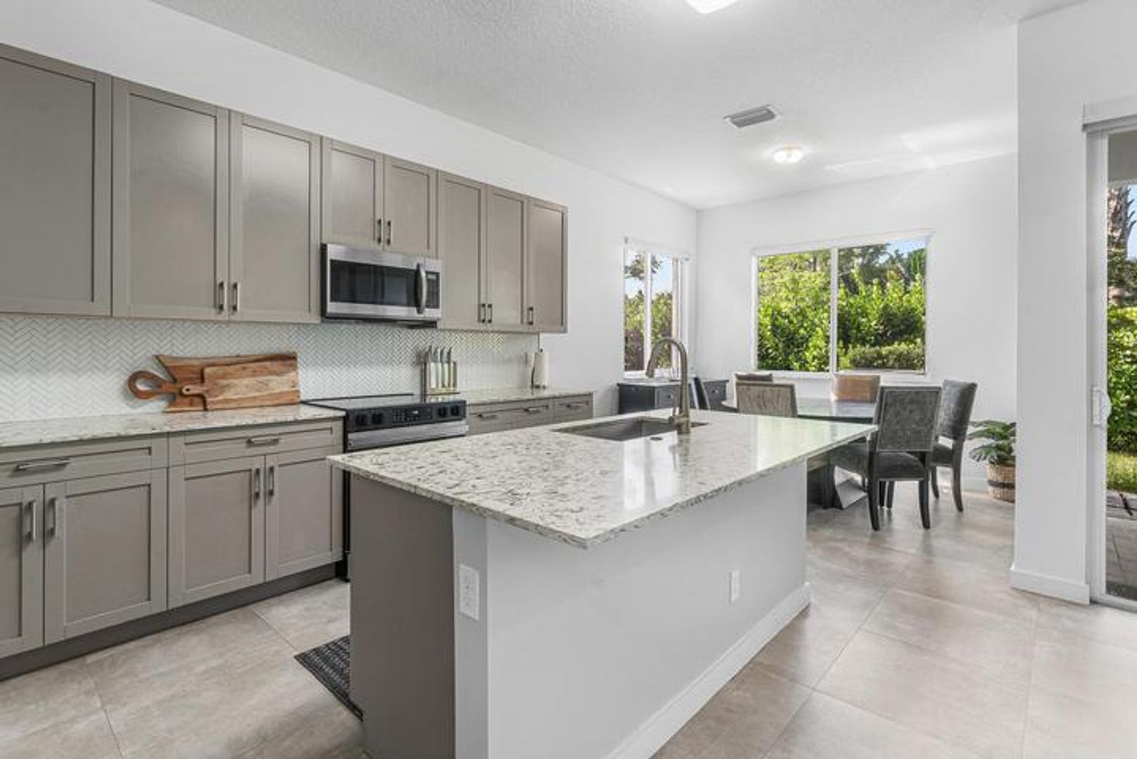 Royal Palm Beach House: 610 Pioneer Way