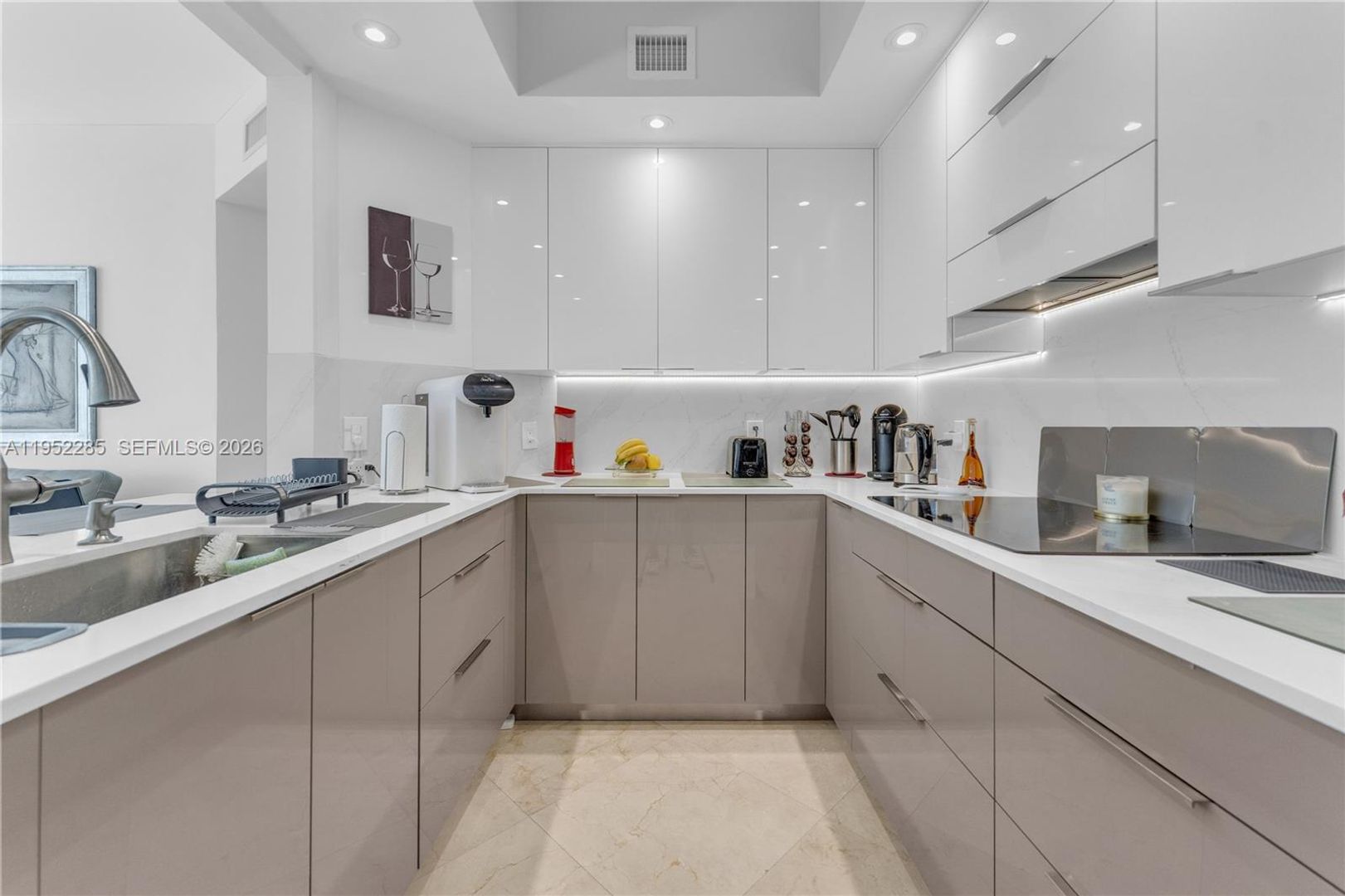 Hollywood House: 3101 S Ocean Drive 606