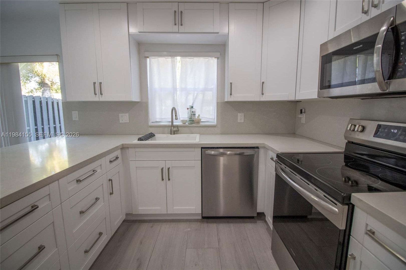 Davie House: 4844 Grapevine Way