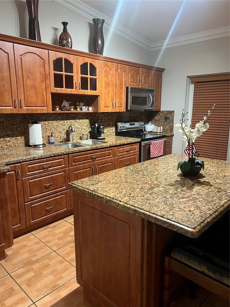 Hialeah House: 7667 NW 182nd Lane 805