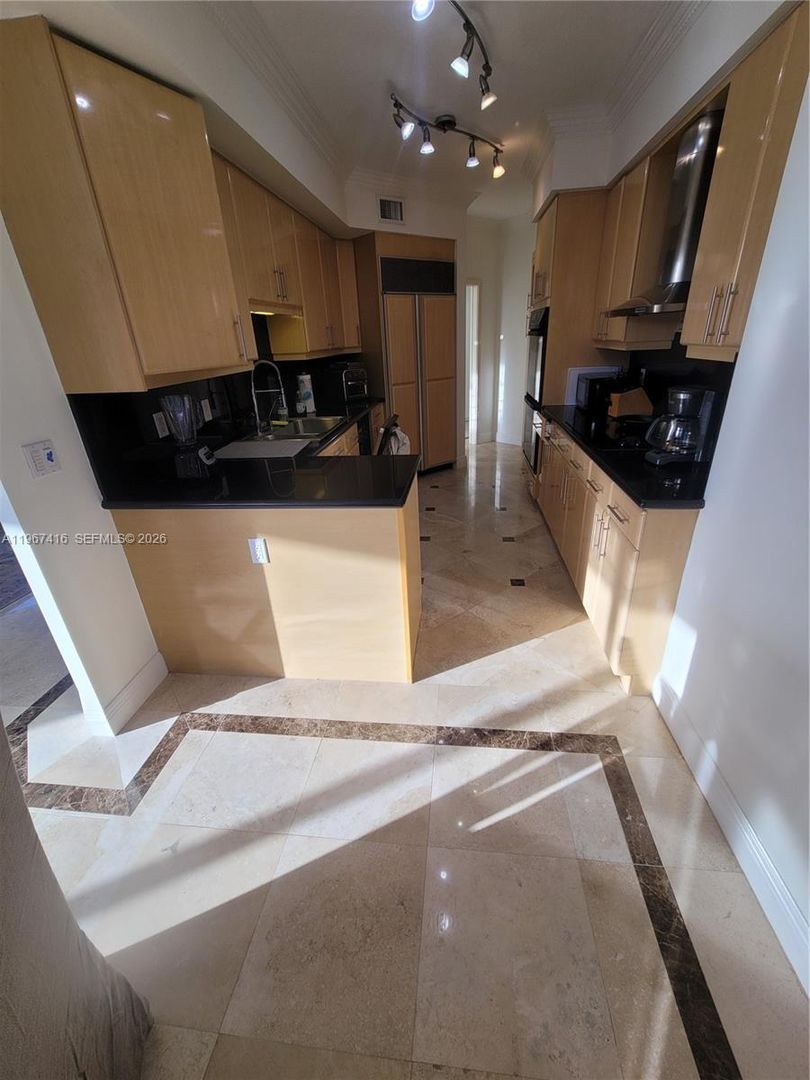 Hollywood House: 6051 N Ocean Drive 302